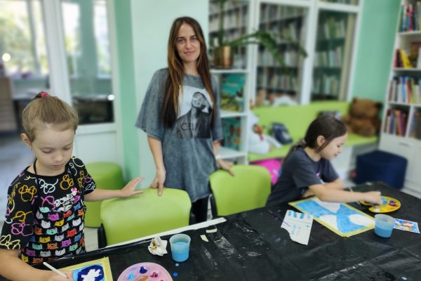 Літні канікули завершилися, але ми зберегли найяскравіші враження та барви разом із нашими юними читачами. У бібліотеці імені Олени Пчілки відбувся цикл занять із живопису під керівництвом талановитої художниці Анастасії Лівенської.