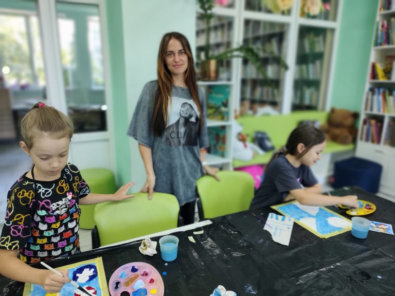 Літні канікули завершилися, але ми зберегли найяскравіші враження та барви разом із нашими юними читачами. У бібліотеці імені Олени Пчілки відбувся цикл занять із живопису під керівництвом талановитої художниці Анастасії Лівенської.
