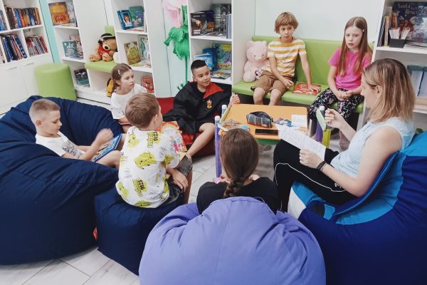 Минулої пʼятниці в бібліотеці імені Олени Пчілки учасники книжкового клубу “Бібліотечний портал” знову занурились в чарівний світ Джоан Роулінг.