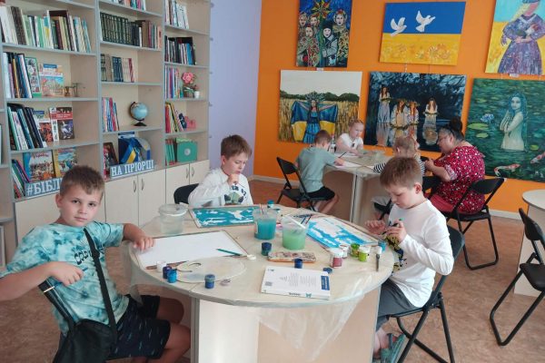 У бібліотеці на Пріорці тривають заняття з живопису в межах творчого проєкту “Натхнення”. Він об’єднує дітей і дорослих навколо мистецтва. 