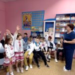 Сьогодні у стінах нашої бібліотеки “Дивосвіт” відбулася надзвичайно пізнавальна зустріч для учнів 4-А класу ліцею імені П. Калнишевського. А саме, інформаційна година “Письменник кличе на урок”.