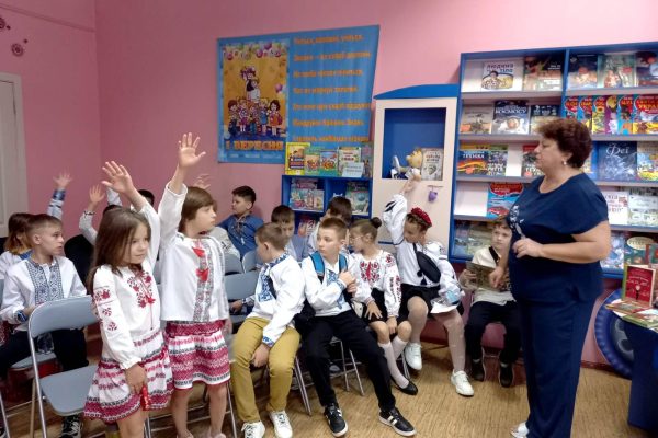 Бібліотека “Дивосвіт”: Інформаційна година – “Письменник кличе на урок” Сьогодні у стінах нашої бібліотеки “Дивосвіт” відбулася надзвичайно пізнавальна зустріч для учнів 4-А класу ліцею імені П. Калнишевського. А саме, інформаційна година “Письменник кличе на урок”.