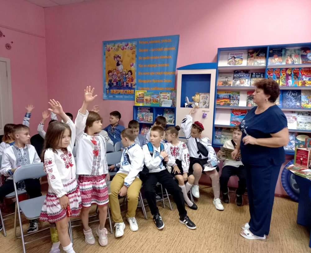 Сьогодні у стінах нашої бібліотеки “Дивосвіт” відбулася надзвичайно пізнавальна зустріч для учнів 4-А класу ліцею імені П. Калнишевського. А саме, інформаційна година “Письменник кличе на урок”.