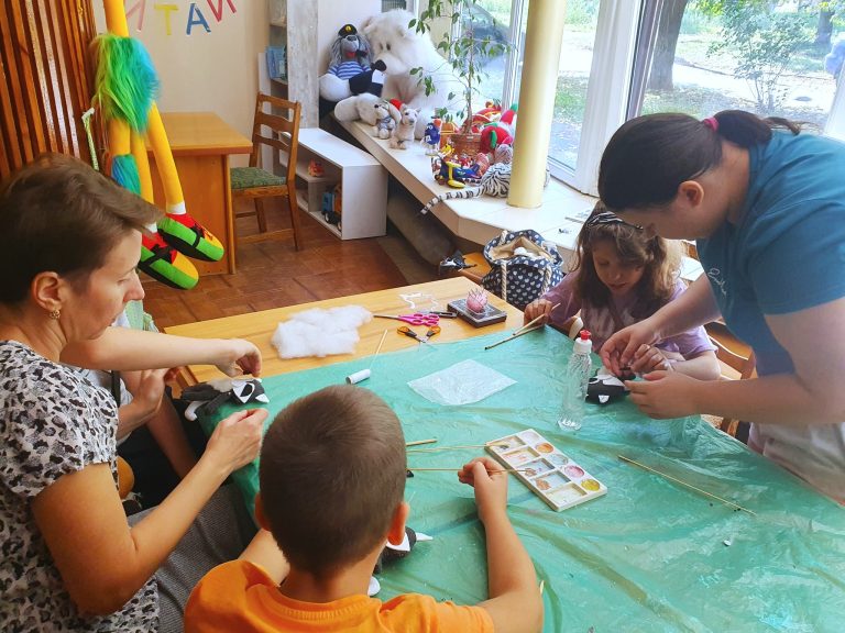 У нашій бібліотеці “Обрій” поновив роботу щосуботи гурток дитячої творчості “Майстриня”. Тема майстерки – “Мій друг Єнотик”.