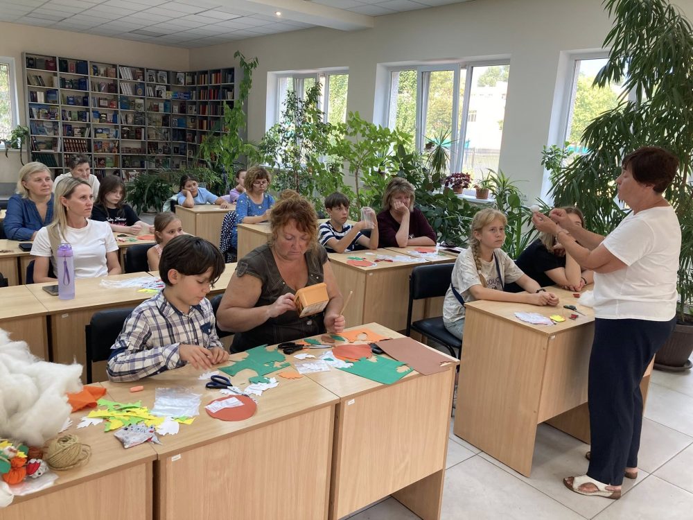 Нещодавно до нашої бібліотеки імені Панаса Мирного завітали особливі гості. Друзі з Німеччини, представники Благодійного фонду “Карітас”.