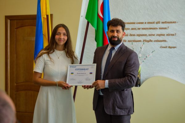 Бібліотека імені Самеда Вургуна: Вручення сертифікатів з вивчення азербайджанської мови У публічній бібліотеці імені Самеда Вургуна відбулося вручення сертифікатів учасникам безкоштовного факультативу з вивчення азербайджанської мови.