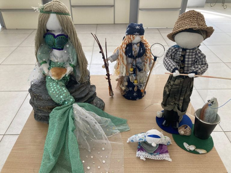 Щосереди в нашій бібліотеці імені Панаса Мирного відбуваються особливі зустрічі. Адже саме цього дня традиційно збираються оболонські майстрині, щоб у затишній атмосфері долучитися до давнього українського мистецтва виготовлення ляльок-мотанок. 