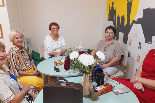 Після літньої перерви до нашої бібліотеки “Сузірʼя” повернулися учасниці літературного клубу “Сузір’я малої прози”. Його очолює відома українська письменниця Міла Іванцова.