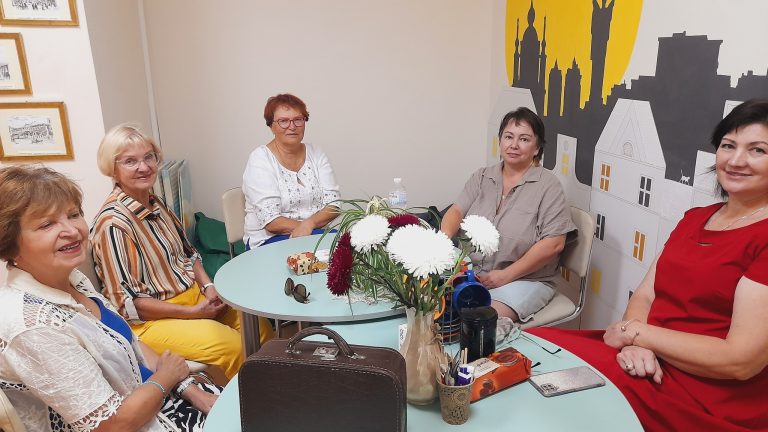 Після літньої перерви до нашої бібліотеки “Сузірʼя” повернулися учасниці літературного клубу “Сузір’я малої прози”. Його очолює відома українська письменниця Міла Іванцова.