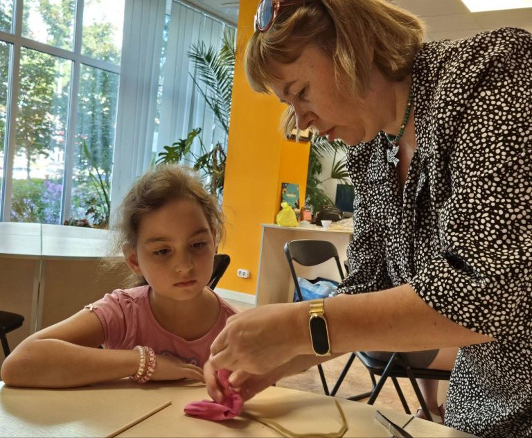 У нашій бібліотеці на Пріорці відбулася чергова зустріч у рамках творчого проєкту “Майстерня радості”. Цього разу тема була: “Рожеві мрії рожевих фламінго”.