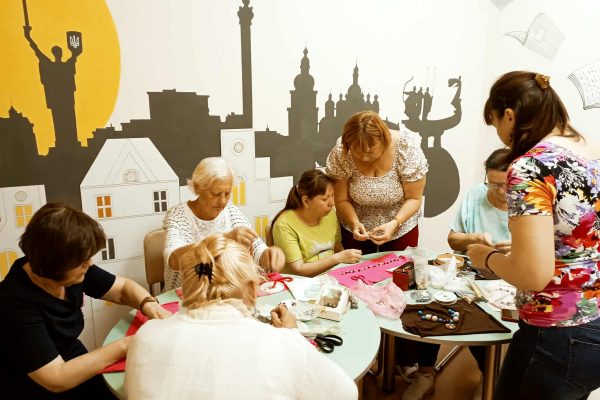 Нещодавно в бібліотеці “Сузірʼя” відбулася ще одна зустріч учасниць клубу “Творчі”. Під керівництвом майстрині Наталі Чередниченко, жінки із розсипних намистин творили неповторне українське намисто.