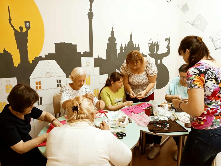 Нещодавно в бібліотеці “Сузірʼя” відбулася ще одна зустріч учасниць клубу “Творчі”. Під керівництвом майстрині Наталі Чередниченко, жінки із розсипних намистин творили неповторне українське намисто.