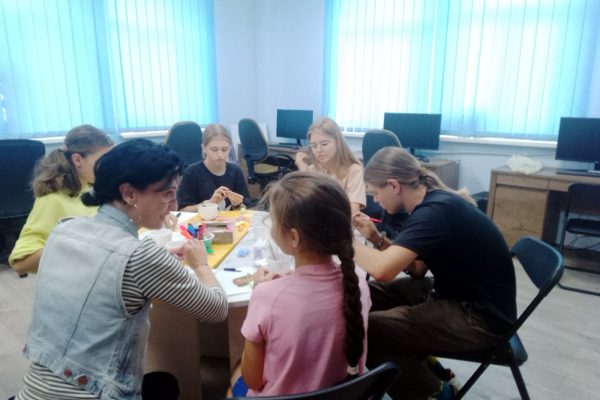 14 вересня Клуб юних філософів відкрив осінній сезон в бібліотеці імені Героїв Небесної Сотні для дітей. Початок навчального року став темою нової зустрічі. Юні філософи поставили нові цілі. Адже посеред клопотів, нових задач та уроків важливо також уміти зупинятися, аби поміркувати на важливі життєві теми.