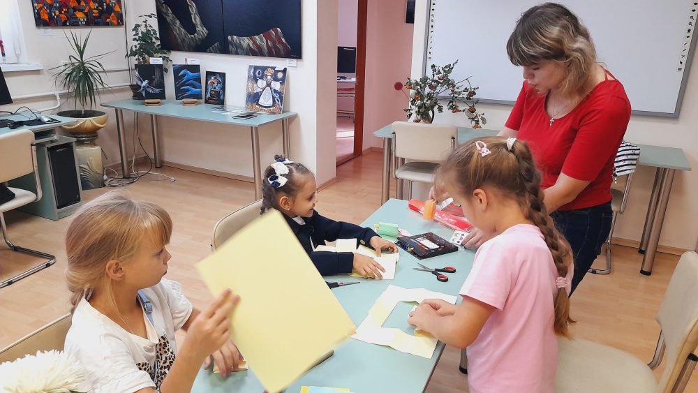 У бібліотеці “Сузірʼя” триває реалізація дитячого пізнавально-творчого проєкту “Розвивайко”. Він покликаний розвивати у дітей креативність, дрібну моторику та любов до творчої праці. Цього разу юні учасниці створювали творчі блокноти – “Від мрій – до реальності”.