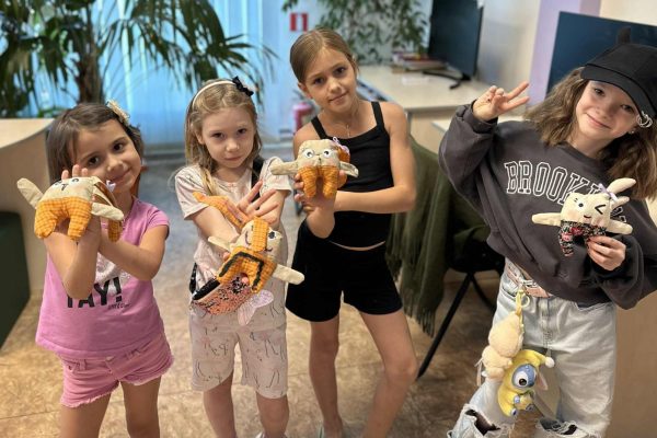 У нашій бібліотеці на Пріорці триває реалізація творчого проєкту “Майстерня радості”. Цього разу юні учасники занять під керівництвом досвідченої майстрині пані Наталії Чередніченко виготовляли кумедних та надзвичайно милих зайчиків-вуханчиків.