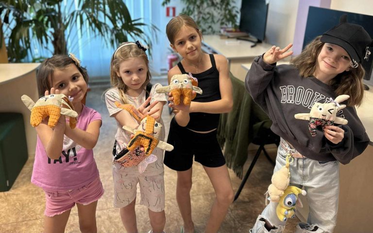 У нашій бібліотеці на Пріорці триває реалізація творчого проєкту “Майстерня радості”. Цього разу юні учасники занять під керівництвом досвідченої майстрині пані Наталії Чередніченко виготовляли кумедних та надзвичайно милих зайчиків-вуханчиків.