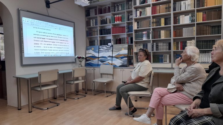 У нашій бібліотеці “Сузір’я” відновив діяльність мовний клуб “Українська палітра”. Він традиційно збирає всіх охочих до вдосконалення знань з української мови та літератури. Заняття відбуваються щопонеділка о 18:00 у затишній атмосфері нашої бібліотеки.