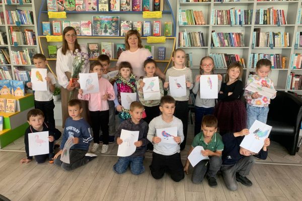 Інтерактивна презентація книг від письменниці Юлії Гапеки в бібліотеці ім. Героїв Небесної Сотні Сьогодні перше знайомство першокласників гімназії “Потенціал” з нашою бібліотекою імені Героїв Небесної Сотні перетворилося на справжнє свято. На зустрічі відбулась інтерактивна презентація книг від письменниці Юлії Гапеки.