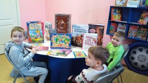 Бібліотека “Дивосвіт”: Пізнавальна година “Рости з книгою, малюк” В бібліотеці “Дивосвіт” відбулась пізнавальна година “Рости з книгою, малюк”