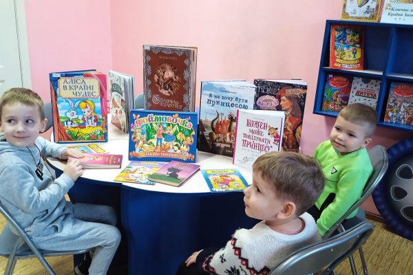 Нещодавно в нашій бібліотеці “Дивосвіт” відбулась пізнавальна година, на тему “Рости з книгою, малюк”.