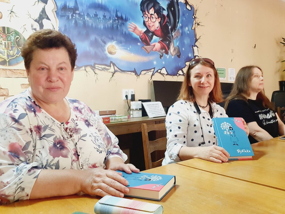 У бібліотеці “Обрій” відбулося перше в цьому сезоні засідання читацького клубу “Разом”(секція для дорослих). Цього разу ми обговорювали роман сучасної української письменниці Ніни Кур’яти “Дзвінка”. Роман про українку народжену в СРСР, про життя її родини та становлення головної героїні як особистості.