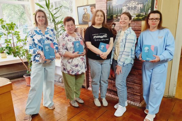 У бібліотеці “Обрій” відбулося перше в цьому сезоні засідання читацького клубу “Разом”(секція для дорослих). Цього разу ми обговорювали роман сучасної української письменниці Ніни Кур’яти “Дзвінка”. Роман про українку народжену в СРСР, про життя її родини та становлення головної героїні як особистості.