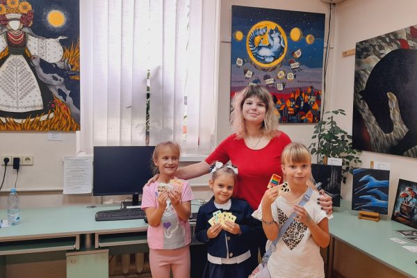 Бібліотека “Сузірʼя”: “Від мрій – до реальності” – творчий блокнот У бібліотеці “Сузірʼя” триває реалізація дитячого пізнавально-творчого проєкту “Розвивайко”. Він покликаний розвивати у дітей креативність, дрібну моторику та любов до творчої праці. Цього разу юні учасниці створювали творчі блокноти – “Від мрій – до реальності”.