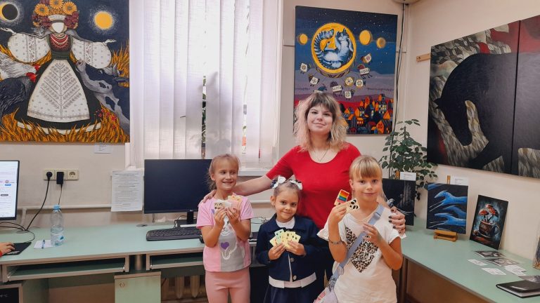 У бібліотеці “Сузірʼя” триває реалізація дитячого пізнавально-творчого проєкту “Розвивайко”. Він покликаний розвивати у дітей креативність, дрібну моторику та любов до творчої праці. Цього разу юні учасниці створювали творчі блокноти – “Від мрій – до реальності”.