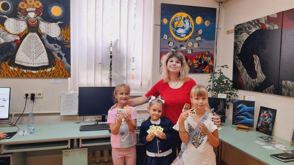 У бібліотеці “Сузірʼя” триває реалізація дитячого пізнавально-творчого проєкту “Розвивайко”. Він покликаний розвивати у дітей креативність, дрібну моторику та любов до творчої праці. Цього разу юні учасниці створювали творчі блокноти – “Від мрій – до реальності”.