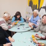 У нашій бібліотеці “Сузірʼя” відбулася чергова зустріч учасниць клубу “Творчі”. Вона вкотре підтвердила, що спільна творчість має потужний об’єднавчий та терапевтичний ефект. Цього разу під чуйним керівництвом майстрині Наталі Чередниченко жінки виготовляли власноруч м’яку іграшку – маленьку лисичку. 