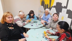 В бібліотеці “Сузірʼя” виготовлення мʼякої іграшки – лисички