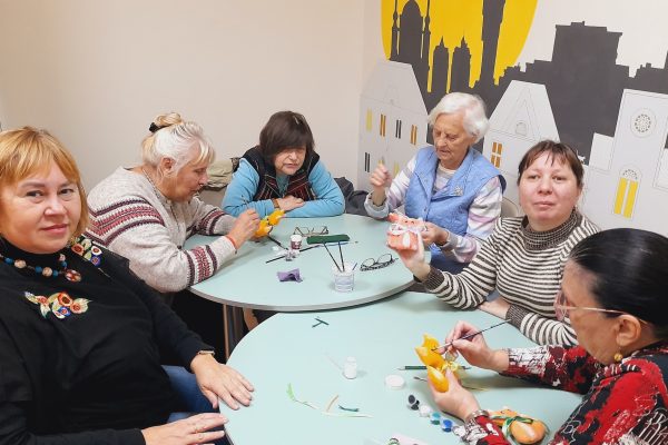 У нашій бібліотеці “Сузірʼя” відбулася чергова зустріч учасниць клубу “Творчі”. Вона вкотре підтвердила, що спільна творчість має потужний об’єднавчий та терапевтичний ефект. Цього разу під чуйним керівництвом майстрині Наталі Чередниченко жінки виготовляли власноруч м’яку іграшку – маленьку лисичку. 
