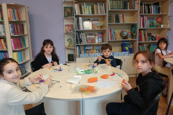 В бібліотеці на Пріорці відбулось творче заняття у межах, якого юні майстри створювали яскраві осінні прикраси – брошки у вигляді милих лисичок.
