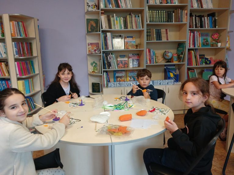 В бібліотеці на Пріорці відбулось творче заняття у межах, якого юні майстри створювали яскраві осінні прикраси – брошки у вигляді милих лисичок.