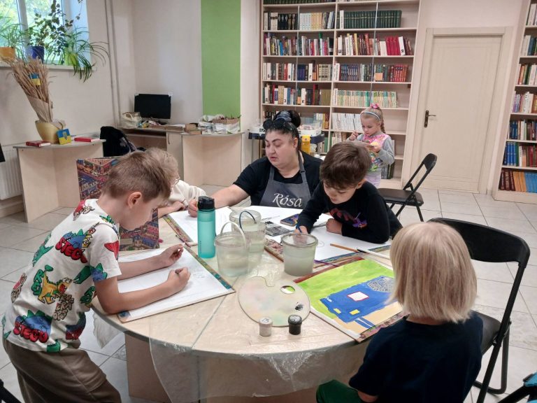 У нашій бібліотеці на Пріорці тривають заняття з живопису для дітей у межах творчого проєкту “Натхнення”. Цього разу тема зустрічі була, “Фарби і настрій”.