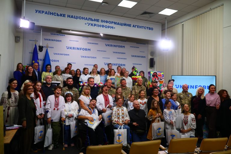 30 вересня в агентстві УКРІНФОРМ у Києві відбулася підсумкова презентація культурно-мистецького проєкту “ПЛІЧ-О-ПЛІЧ: програма взаємореабілітації українських воїнів і дітей”.