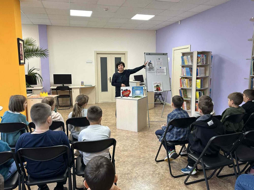 Ділимося світлинами нашої першої після літніх канікул зустрічі в бібліотеці на Пріорці з любими читайликами. Учнями 3-А класу Ліцею 14 імені українського професора Грушевського Сергія Федоровича.