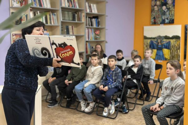 Ділимося світлинами нашої першої після літніх канікул зустрічі в бібліотеці на Пріорці з любими читайликами. Учнями 3-А класу Ліцею 14 імені українського професора Грушевського Сергія Федоровича.