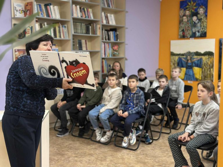 Ділимося світлинами нашої першої після літніх канікул зустрічі в бібліотеці на Пріорці з любими читайликами. Учнями 3-А класу Ліцею 14 імені українського професора Грушевського Сергія Федоровича.