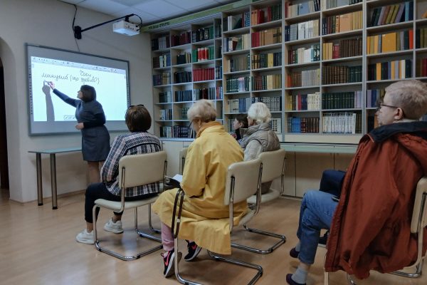 Бібліотека “Сузірʼя”: Мовний клуб “Українська палітра” Щопонеділка о 18:00 у нашій бібліотеці “Сузірʼя” відбуваються зустрічі мовного клубу “Українська палітра”. Він уже став улюбленим місцем для всіх, хто любить українське слово, хоче розмовляти впевнено, грамотно й красиво.