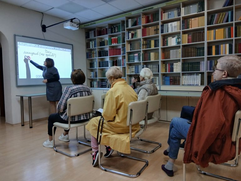 Щопонеділка о 18:00 у нашій бібліотеці “Сузірʼя” відбуваються зустрічі мовного клубу “Українська палітра”. Він уже став улюбленим місцем для всіх, хто любить українське слово, хоче розмовляти впевнено, грамотно й красиво.