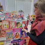 Вихідний день – це завжди гарний привід відпочити з користю. А саме, відвідати бібліотеку “Дивосвіт”. Дівчатка, постійні відвідувачки нашої бібліотеки.