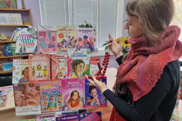 Вихідний день – це завжди гарний привід відпочити з користю. А саме, відвідати бібліотеку “Дивосвіт”. Дівчатка, постійні відвідувачки нашої бібліотеки.