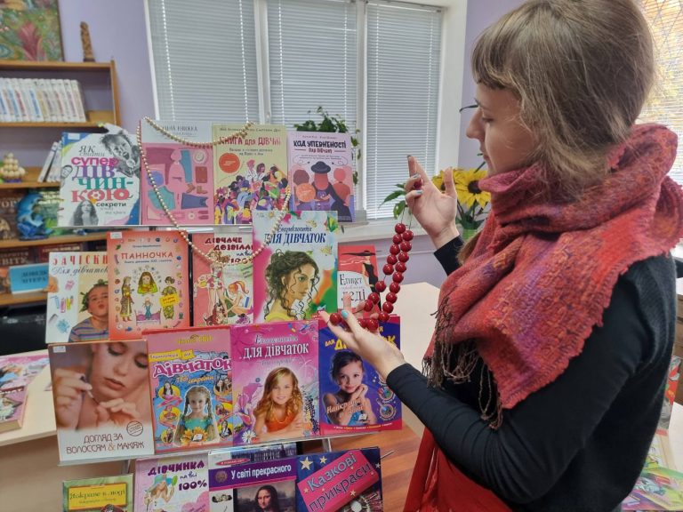 Вихідний день – це завжди гарний привід відпочити з користю. А саме, відвідати бібліотеку “Дивосвіт”. Дівчатка, постійні відвідувачки нашої бібліотеки.