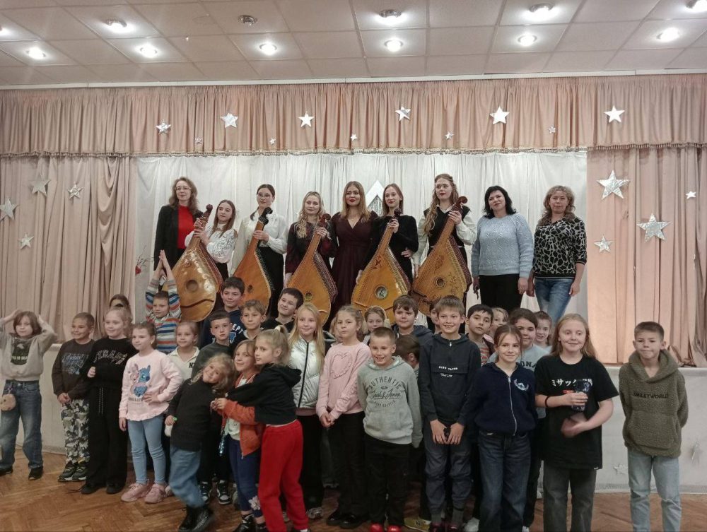 9 жовтня в нашій дитячій музичній школі 37 відбувся яскравий концерт у межах всеукраїнського науково-творчого проєкту “Від джерела до висот: простір сценічного формування молодих митців України”.
