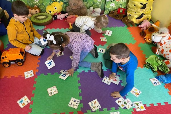 У нашій бібліотеці “Дивосвіт” продовжує успішно працювати гурток з вивчення англійської мови