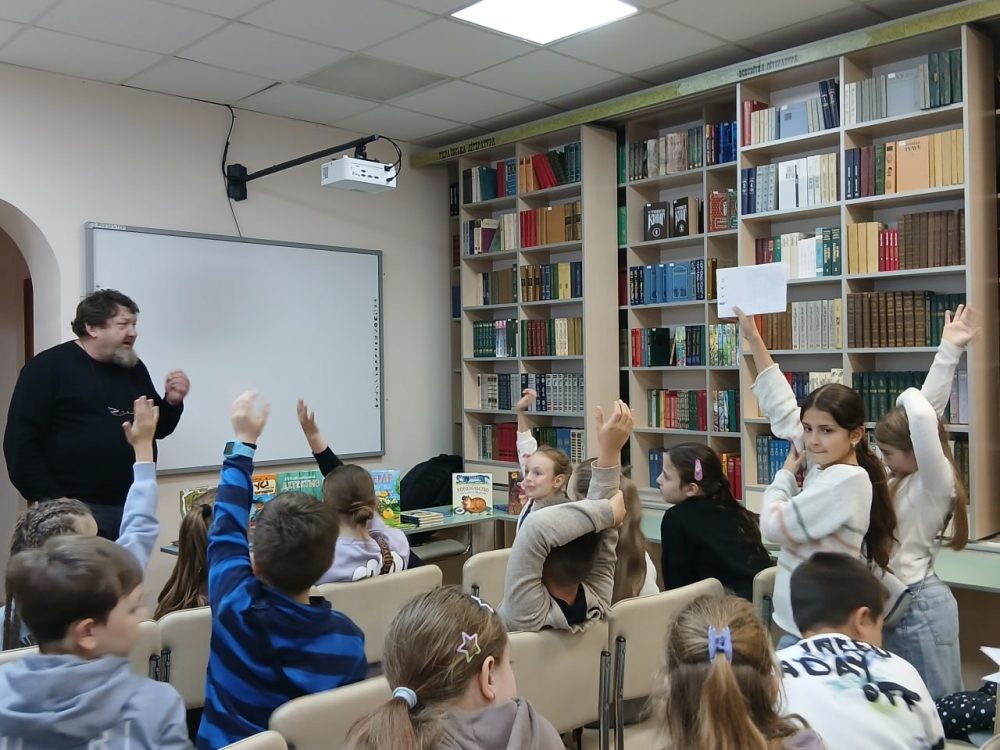 Публічна бібліотека “Сузір’я” (стара назва ім. Анни Ахматової) заснована у 1989 році. Сучасна назва з 2023 року.