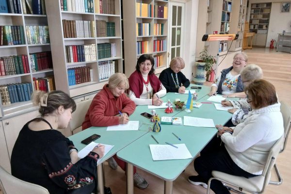 Відголоски спільного заходу бібліотеки “Сузірʼя” із Київським міським будинком учителя, який був ширшим, ніж Диктант всеукраїнської єдності – “Мовою серця і пера”.