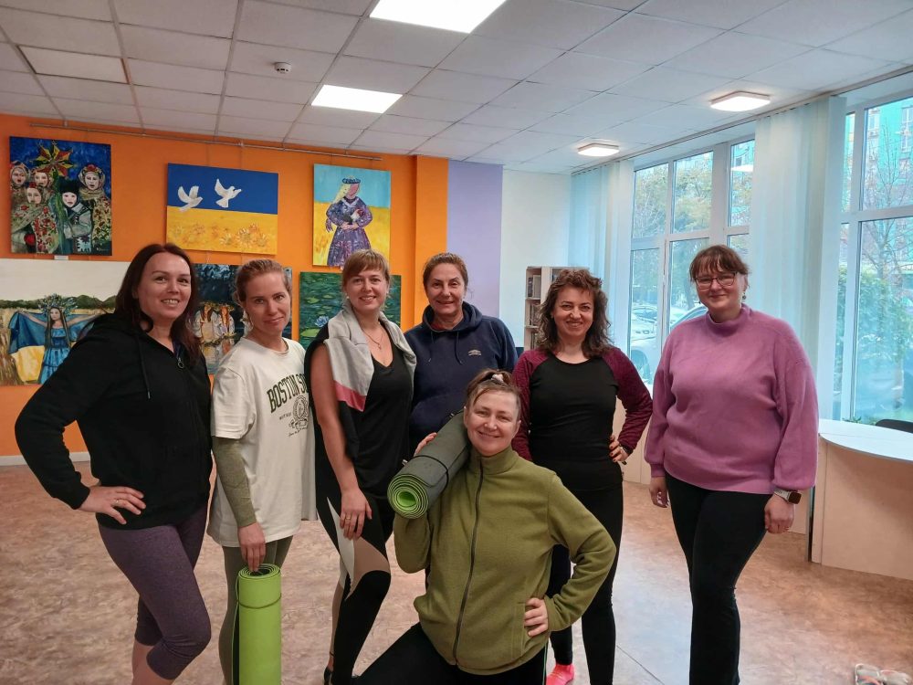 Ділимося традиційним фотозвітом із занять йогою для дорослих.