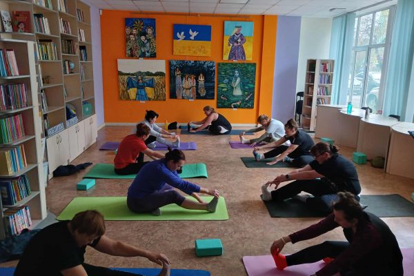 Ділимося традиційним фотозвітом із занять йогою для дорослих.